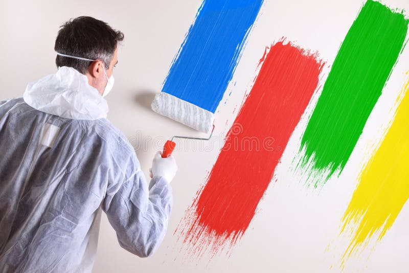 Maler mit overals und Wand malten mit vier Farben lizenzfreies stockbild Maler mit overals und Wand malten mit vier Farben lizenzfreies stockbild