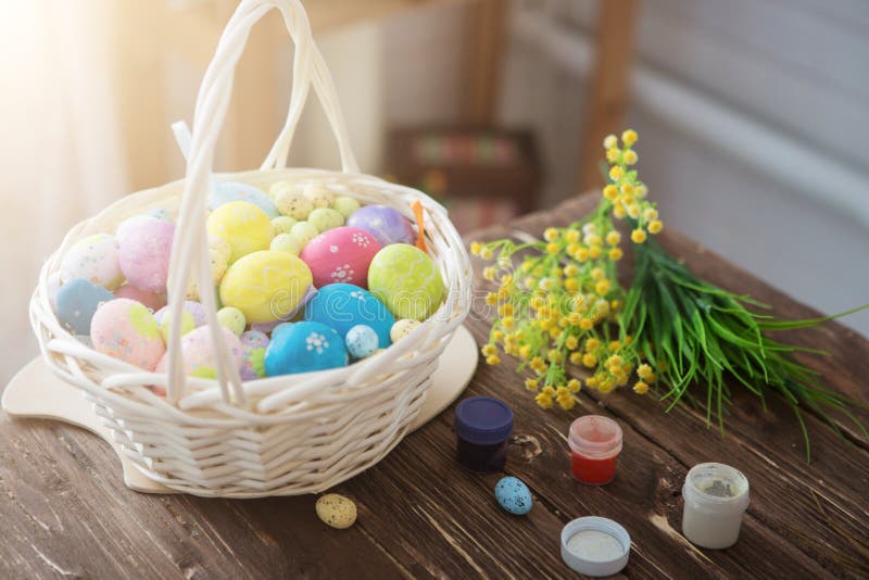 Malereieier für Ostern-Feiertagsfeier Bunte Ostereier und Bürsten auf Holztisch lizenzfreies stockbild Malereieier für Ostern-Feiertagsfeier Bunte Ostereier und Bürsten auf Holztisch lizenzfreies stockbild