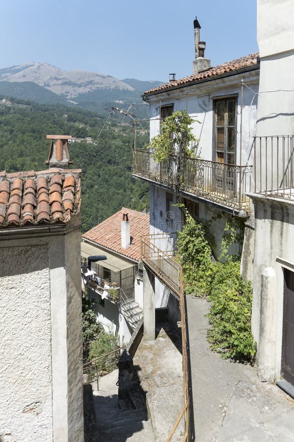 Malerisch grüne Balkone auf den Gebäuden des alten Dorfes Rivello, Italien stockfotos Malerisch grüne Balkone auf den Gebäuden des alten Dorfes Rivello, Italien stockfotos