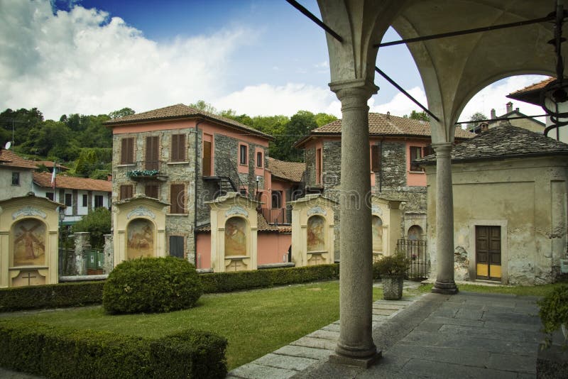 Malerische alte italienische Häuser in der Nähe des San-grato und Donato-Kirche im brovellocarpugnino