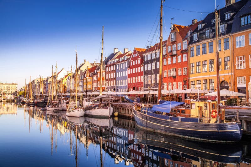 malerische Ansicht von historischen Gebäuden und von festgemachten Booten reflektierte sich im ruhigen Wasser, Kopenhagen, Dänema lizenzfreies stockbild malerische Ansicht von historischen Gebäuden und von festgemachten Booten reflektierte sich im ruhigen Wasser, Kopenhagen, Dänema lizenzfreies stockbild