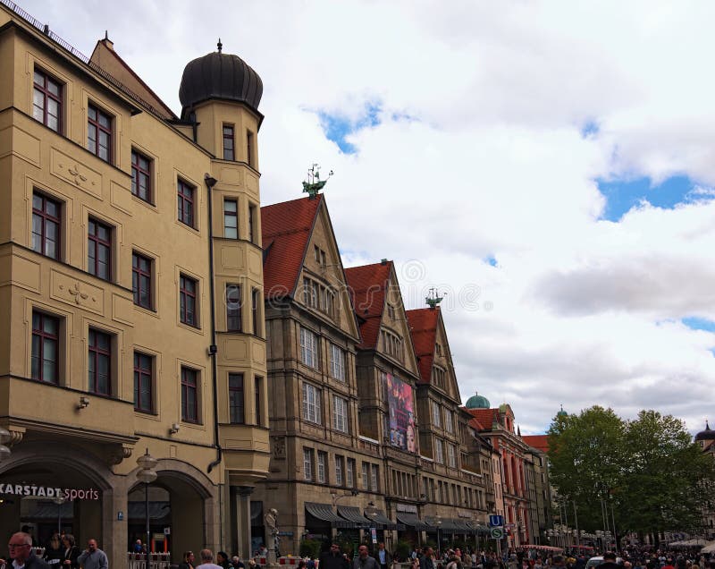 Malerische mittelalterliche gotische Häuser in alter Neuhauser-Straße stockfoto Malerische mittelalterliche gotische Häuser in alter Neuhauser-Straße stockfoto