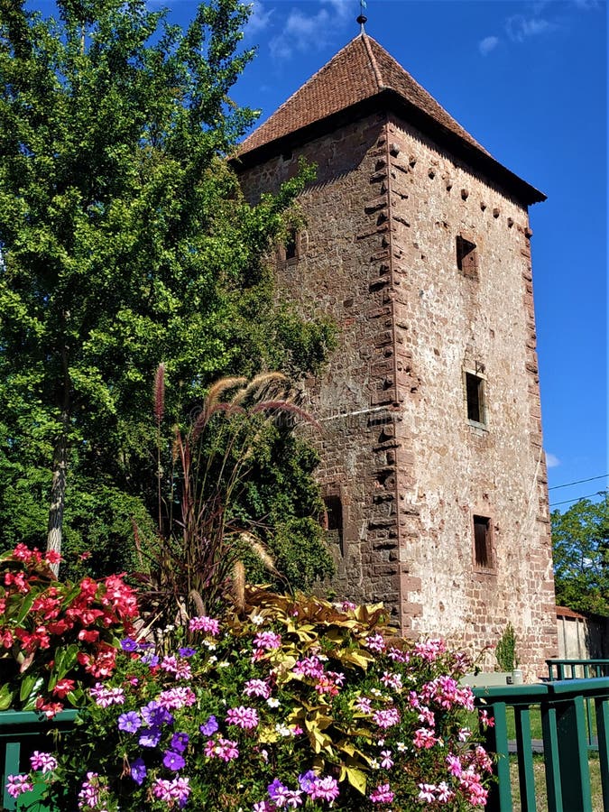 Malerischer Turm der alten Stadtmauer von Wissembourg stockbild