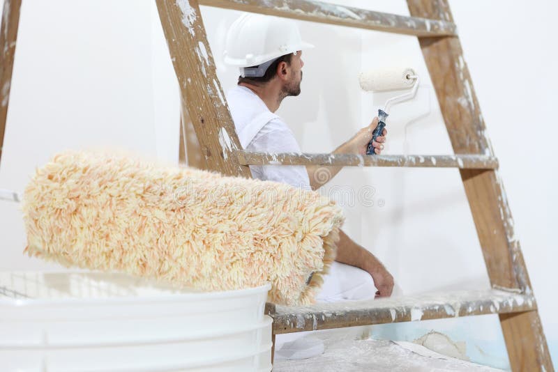 Malermann bei der Arbeit mit Farbenrolle, Wandbildkonzept stockfotos Malermann bei der Arbeit mit Farbenrolle, Wandbildkonzept stockfotos