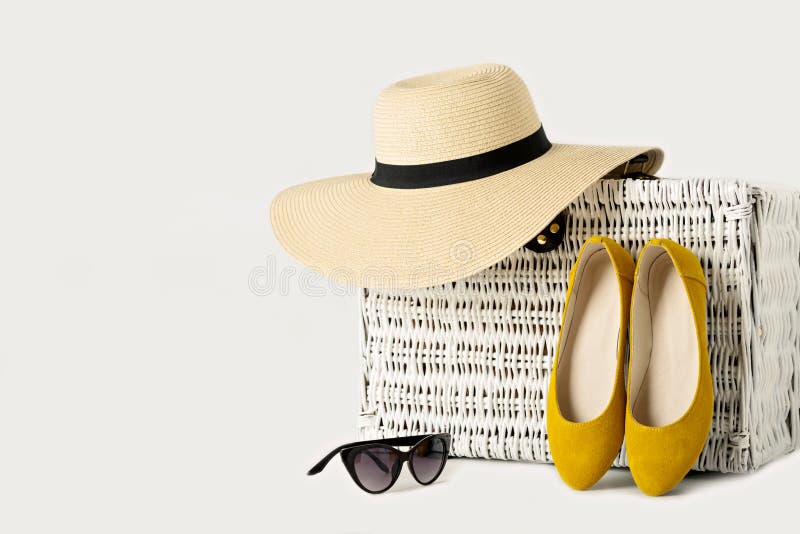 Maleta de mimbre blanca, sombrero para mujer, gafas de sol y zapatos amarillos imagen de archivo libre de regalías Maleta de mimbre blanca, sombrero para mujer, gafas de sol y zapatos amarillos imagen de archivo libre de regalías