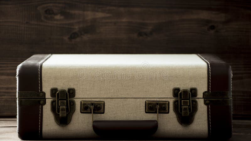 Maleta del vintage de la escuela vieja, colores beige y marrones, viaje retro del estilo de la sepia y foto del viaje fotografía de archivo Maleta del vintage de la escuela vieja, colores beige y marrones, viaje retro del estilo de la sepia y foto del viaje fotografía de archivo