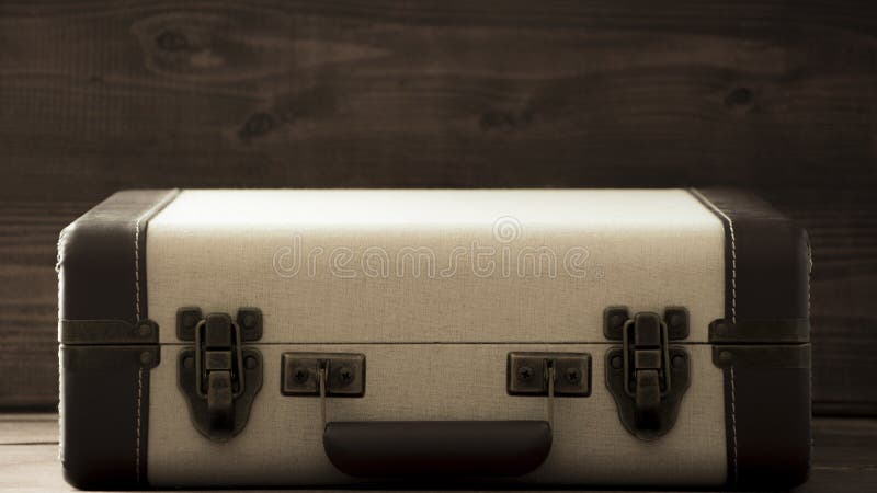 Maleta del vintage de la escuela vieja, colores beige y marrones, viaje retro del estilo de la sepia y foto del viaje imagenes de archivo Maleta del vintage de la escuela vieja, colores beige y marrones, viaje retro del estilo de la sepia y foto del viaje imagenes de archivo