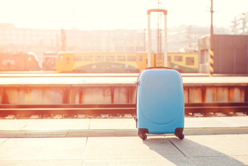 Maleta en la estación de tren Maleta del viajero en la plataforma Copie el espacio Bolso moderno azul del equipaje al aire libre fotos de archivo Maleta en la estación de tren Maleta del viajero en la plataforma Copie el espacio Bolso moderno azul del equipaje al aire libre fotos de archivo