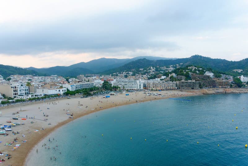Malgrat de marzo, Catalogna, Spagna, agosto 2018 Vista della spiaggia, della città e delle montagne distanti dalle pareti del vec immagini stock Malgrat de marzo, Catalogna, Spagna, agosto 2018 Vista della spiaggia, della città e delle montagne distanti dalle pareti del vec immagini stock