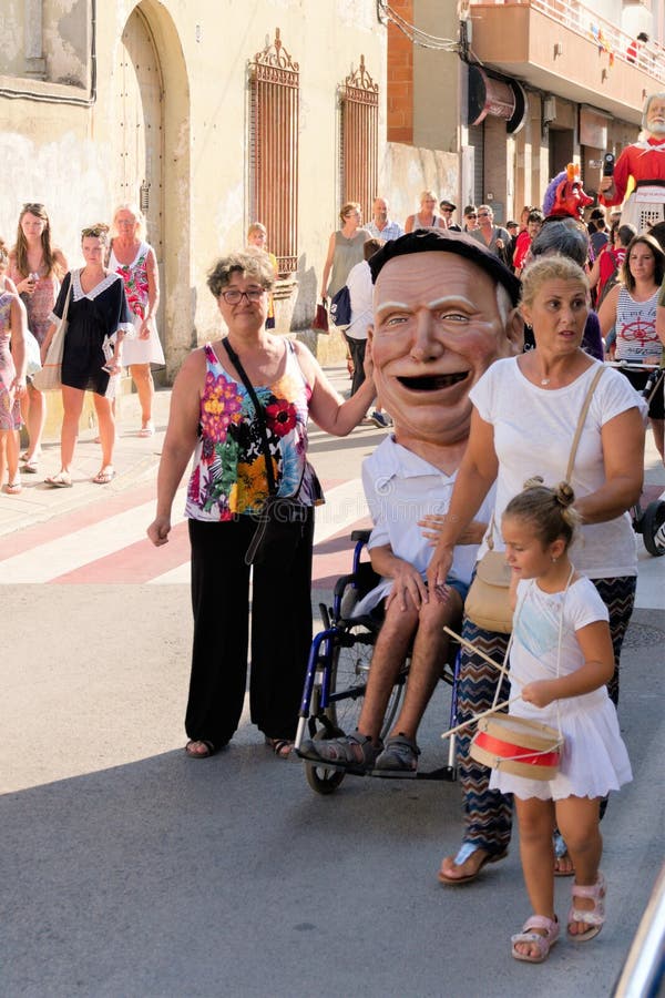 Malgrat de março, Espanha, em agosto de 2018 O festival em uma cidade pequena, pessoa do fantoche com inabilidades é envolvido ig fotos de stock Malgrat de março, Espanha, em agosto de 2018 O festival em uma cidade pequena, pessoa do fantoche com inabilidades é envolvido ig fotos de stock