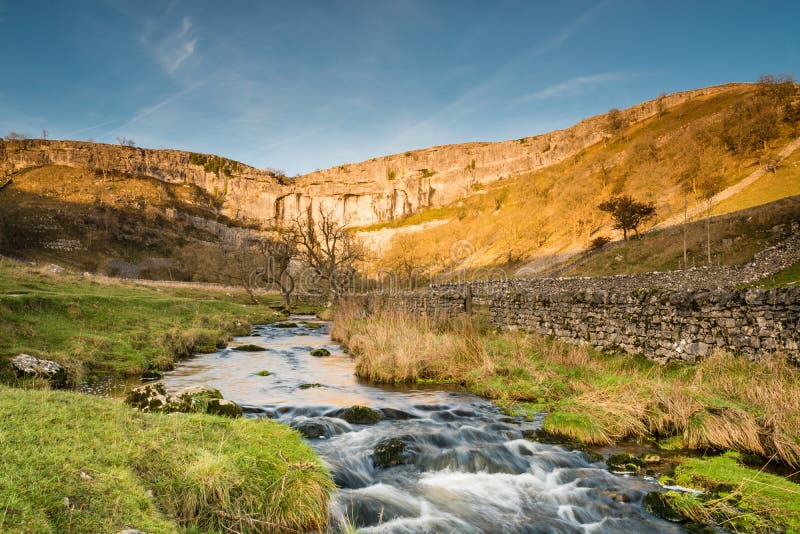 Malham Beck découle de la crique de Malham photos stock Malham Beck découle de la crique de Malham photos stock