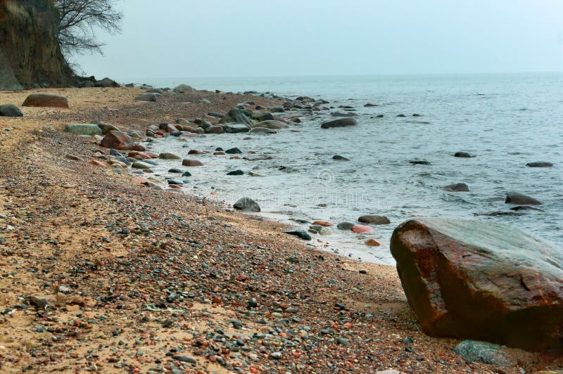 Mali kamienie na wybrzeżu, depresja fala biegają w dennego wybrzeże, morze machają na plaży, burza w morzu bałtyckim zdjęcie stock Mali kamienie na wybrzeżu, depresja fala biegają w dennego wybrzeże, morze machają na plaży, burza w morzu bałtyckim zdjęcie stock