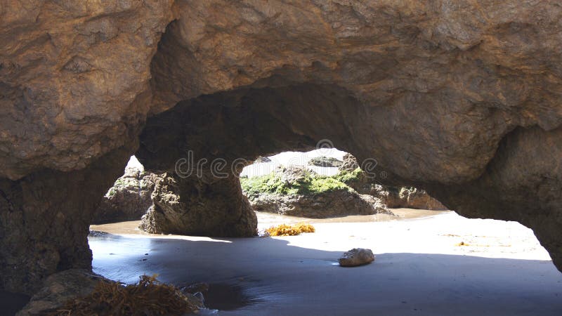 MALIBU, STATI UNITI - 9 OTTOBRE 2014: Bello ed EL romantico Matador State Beach in California del sud fotografia stock MALIBU, STATI UNITI - 9 OTTOBRE 2014: Bello ed EL romantico Matador State Beach in California del sud fotografia stock