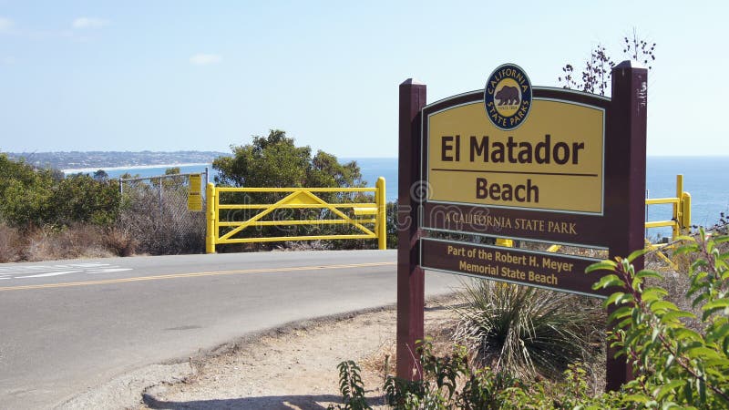 MALIBU, СОЕДИНЕННЫЕ ШТАТЫ - 9-ОЕ ОКТЯБРЯ 2014: Красивый и романтичный пляж положения El матадора в южной Калифорнии - входе стоковая фотография rf MALIBU, СОЕДИНЕННЫЕ ШТАТЫ - 9-ОЕ ОКТЯБРЯ 2014: Красивый и романтичный пляж положения El матадора в южной Калифорнии - входе стоковая фотография rf