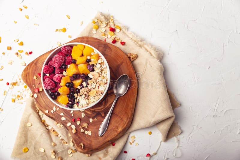 Malinki, mango i czarne jagody w pucharze, Zdrowy śniadaniowy pojęcie z jogurtem zdjęcie stock Malinki, mango i czarne jagody w pucharze, Zdrowy śniadaniowy pojęcie z jogurtem zdjęcie stock