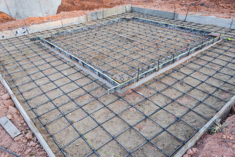 Malla de alambre de acero para el piso concreto en emplazamiento de la obra imagen de archivo libre de regalías Malla de alambre de acero para el piso concreto en emplazamiento de la obra imagen de archivo libre de regalías