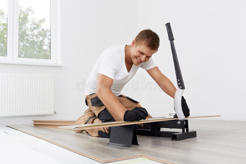 Malla De Madera Cortada Por Trabajador Para Suelos Laminados De Madera  Flotante Foto de archivo - Imagen de herramienta, nuevo: 177203758