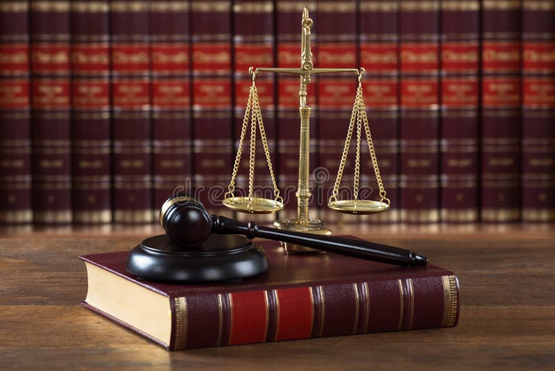 Mallet And Legal Book With rättvisa Scale On Table arkivbild Mallet And Legal Book With rättvisa Scale On Table arkivbild