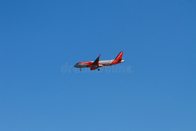 Mallorca Hiszpania, Oct, - 02, 2018: Samolot EasyJet linii lotniczych firma gdy lądujący zdjęcie royalty free Mallorca Hiszpania, Oct, - 02, 2018: Samolot EasyJet linii lotniczych firma gdy lądujący zdjęcie royalty free