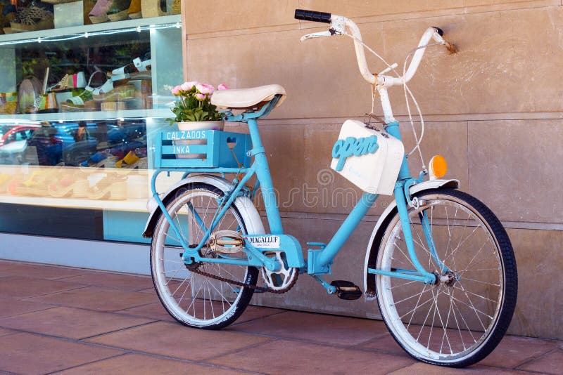 Altes Fahrrad Mit Korb Von Blumen Stockfoto Bild von