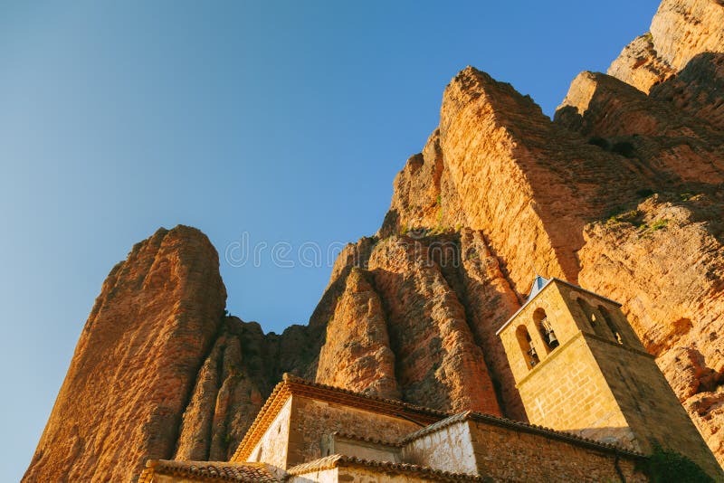 Mallos DE Riglos Church in Huesca, Aragon stock foto's Mallos DE Riglos Church in Huesca, Aragon stock foto's