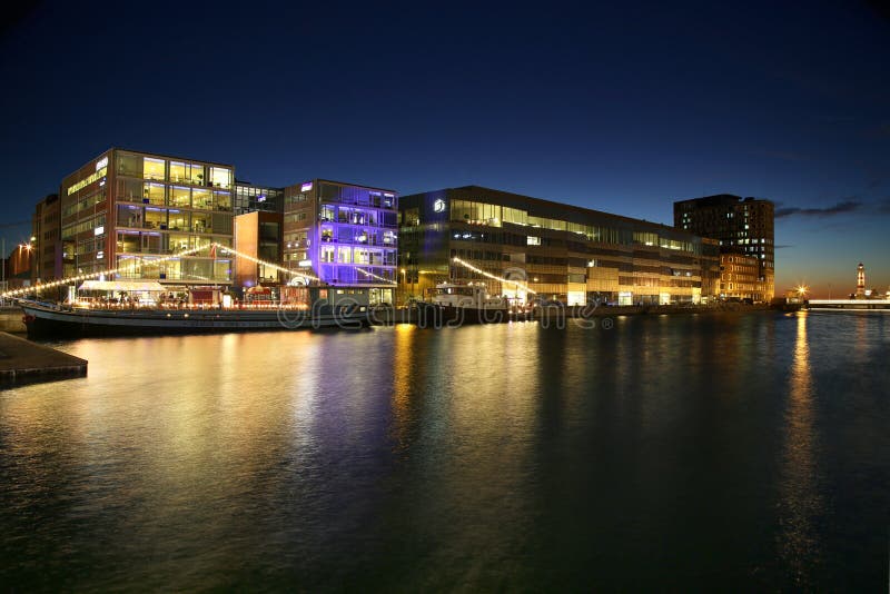 MALMO, SVEZIA - 16 AGOSTO 2016: Vista di bella scena a di notte immagine stock libera da diritti MALMO, SVEZIA - 16 AGOSTO 2016: Vista di bella scena a di notte immagine stock libera da diritti