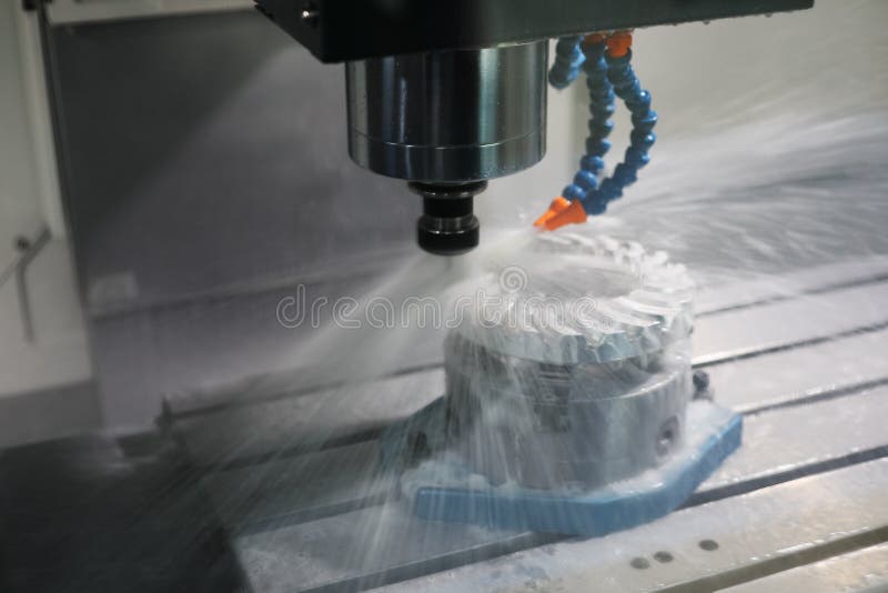 Malning på CNC-mitt med metalworking vätska royaltyfria bilder Malning på CNC-mitt med metalworking vätska royaltyfria bilder