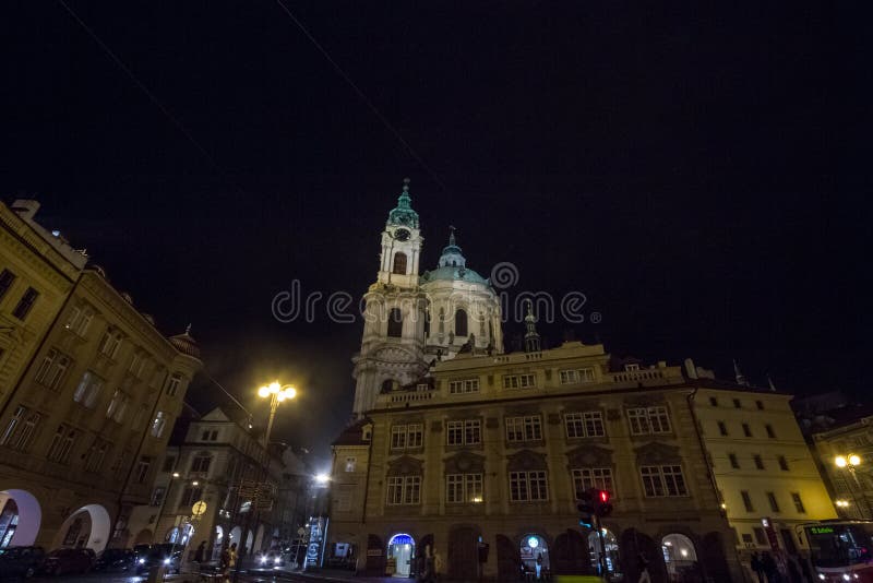 Malostranaske Namesti på natten med Koste Svety Mikulase Church Saint Nicholas belysta royaltyfri fotografi Malostranaske Namesti på natten med Koste Svety Mikulase Church Saint Nicholas belysta royaltyfri fotografi
