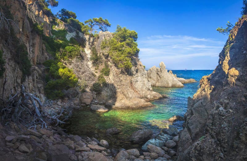 Malownicza morze zatoka w Lloret De Mar Costa Brava nadmorski Piękny seascape w hiszpańszczyznach sunie morze śródziemnomorskie w zdjęcie stock Malownicza morze zatoka w Lloret De Mar Costa Brava nadmorski Piękny seascape w hiszpańszczyznach sunie morze śródziemnomorskie w zdjęcie stock