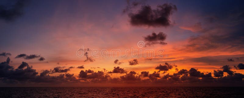 Malowniczy piękny widok niebo przy zmierzchem nad tropikalnym oceanem