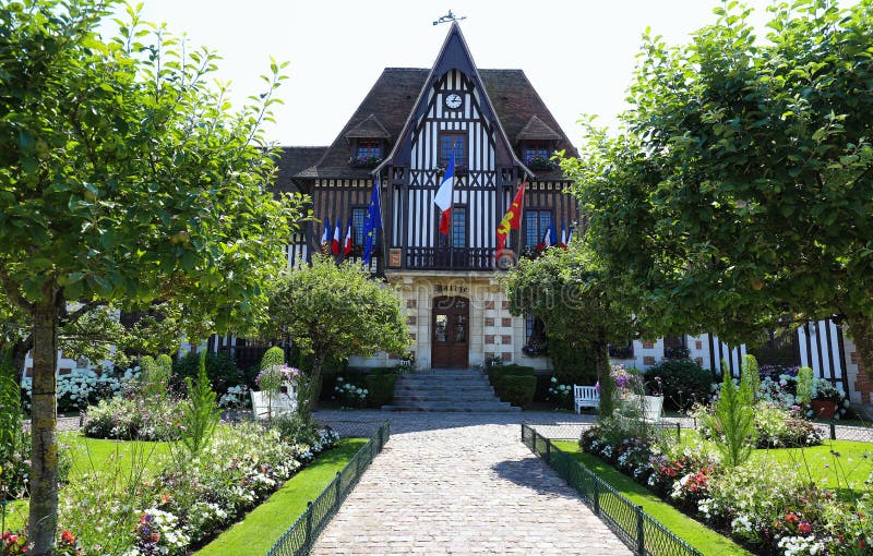 Malowniczy urząd miasta Deauville w Normandy, Francja fotografia royalty free Malowniczy urząd miasta Deauville w Normandy, Francja fotografia royalty free