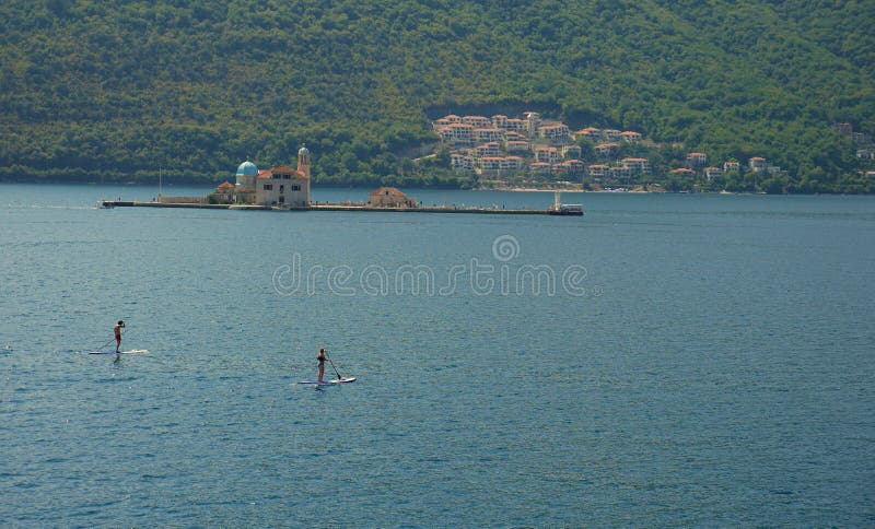 Malowniczy widok woda zatoka Kotor i kościół obrazy royalty free Malowniczy widok woda zatoka Kotor i kościół obrazy royalty free