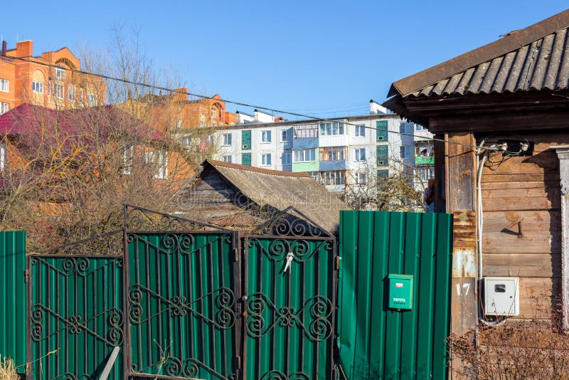 Maloyaroslavets, Rusland - April 2018: Mening van gemengde stedelijke ontwikkeling in Maloyaroslavets royalty-vrije stock afbeelding Maloyaroslavets, Rusland - April 2018: Mening van gemengde stedelijke ontwikkeling in Maloyaroslavets royalty-vrije stock afbeelding