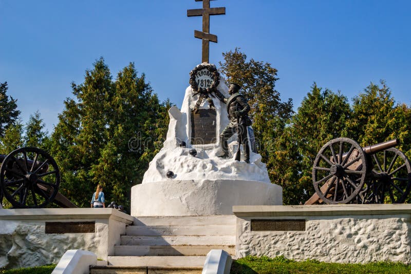 Maloyaroslavets, Russia - settembre 2018: Monumento agli eroi della guerra di 1812 fotografia stock libera da diritti Maloyaroslavets, Russia - settembre 2018: Monumento agli eroi della guerra di 1812 fotografia stock libera da diritti