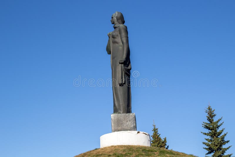 Maloyaroslavets Ryssland - April 2018: Den militära graven av det stora patriotiska kriget av 1941-1945 och den minnes- `en det s royaltyfri fotografi Maloyaroslavets Ryssland - April 2018: Den militära graven av det stora patriotiska kriget av 1941-1945 och den minnes- `en det s royaltyfri fotografi