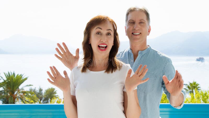Malplaatje van de de zomer het witte t-shirt Gelukkig midden oud familiepaar bij vakantie Strand en vakantieconcept Exemplaarruim royalty-vrije stock afbeelding Malplaatje van de de zomer het witte t-shirt Gelukkig midden oud familiepaar bij vakantie Strand en vakantieconcept Exemplaarruim royalty-vrije stock afbeelding