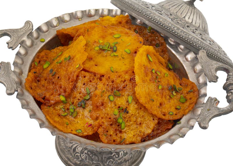 Malpua o amalu, comida dulce tradicional de la india, con fondo blanco imagenes de archivo