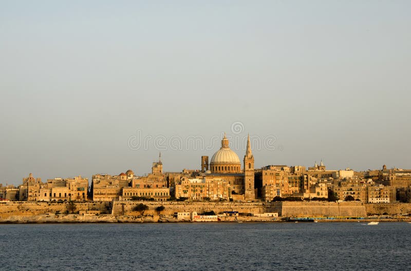 Antico da isola sul tramonto.