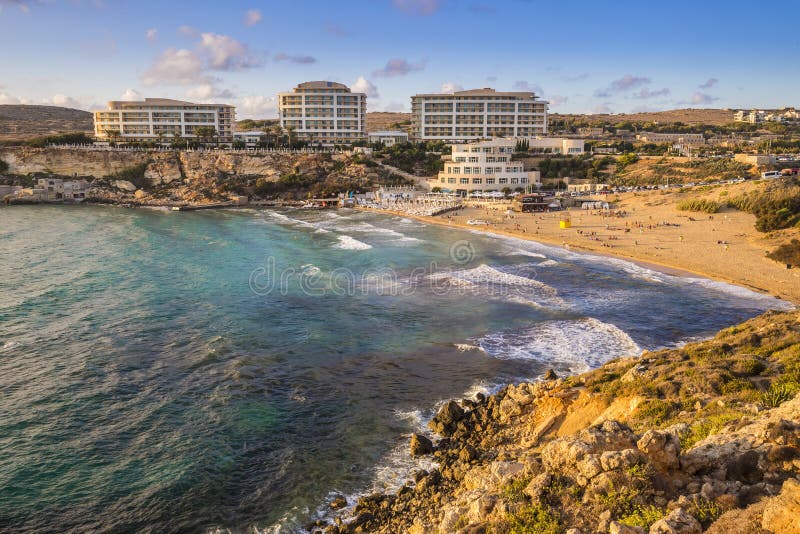 Malta - baía dourada, ` s de malta a maioria de Sandy Beach bonito no por do sol fotos de stock Malta - baía dourada, ` s de malta a maioria de Sandy Beach bonito no por do sol fotos de stock