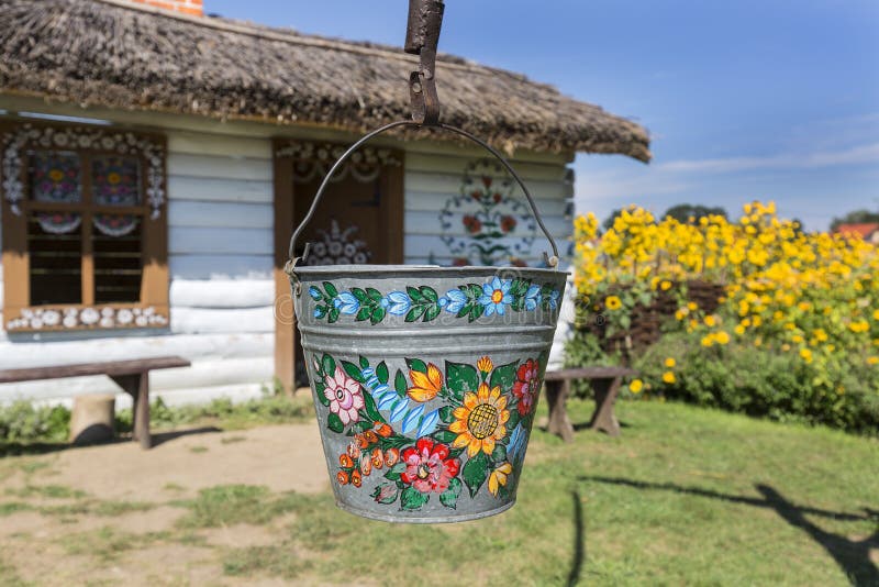 Malująca chałupa, well i pail dekorująca z handmade malujących kwiaty starzy drewniani, Zalipie, Polska