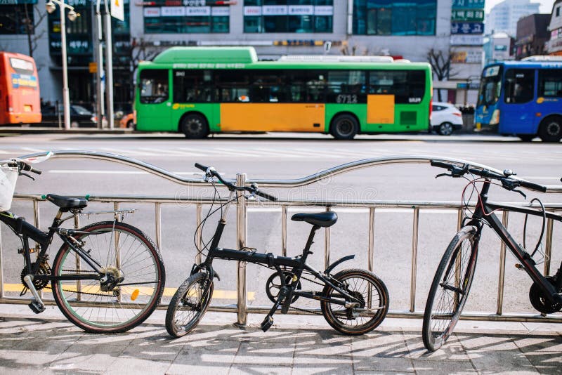 Malutki falcowanie bicykl na miasto ulicie park przy płotowym sideroad, miastową sceną, rowerem i autobusem, obrazy royalty free Malutki falcowanie bicykl na miasto ulicie park przy płotowym sideroad, miastową sceną, rowerem i autobusem, obrazy royalty free