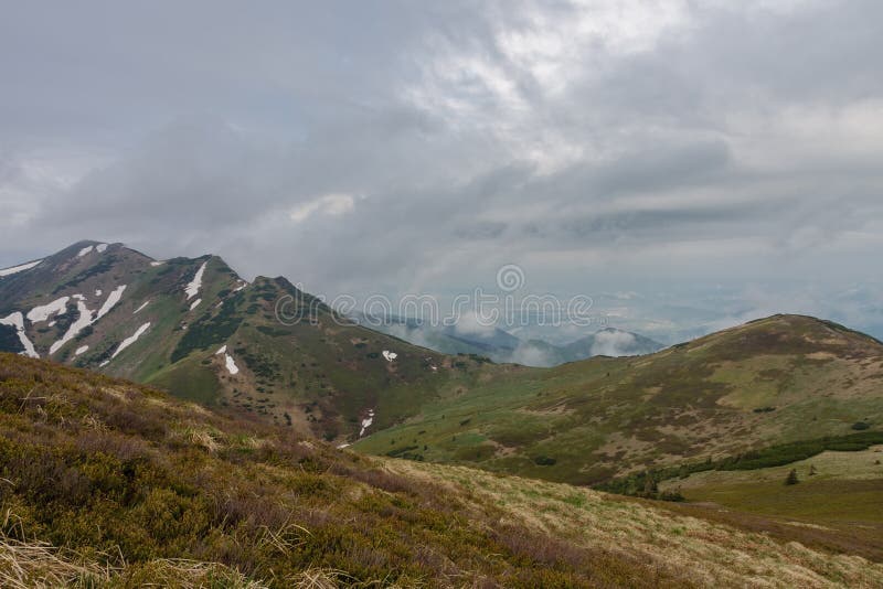 Malý Kriváň, hora v Malej Fatre, Slovensko, pohľad z hory Pekelník, v jarnom zamračenom dni