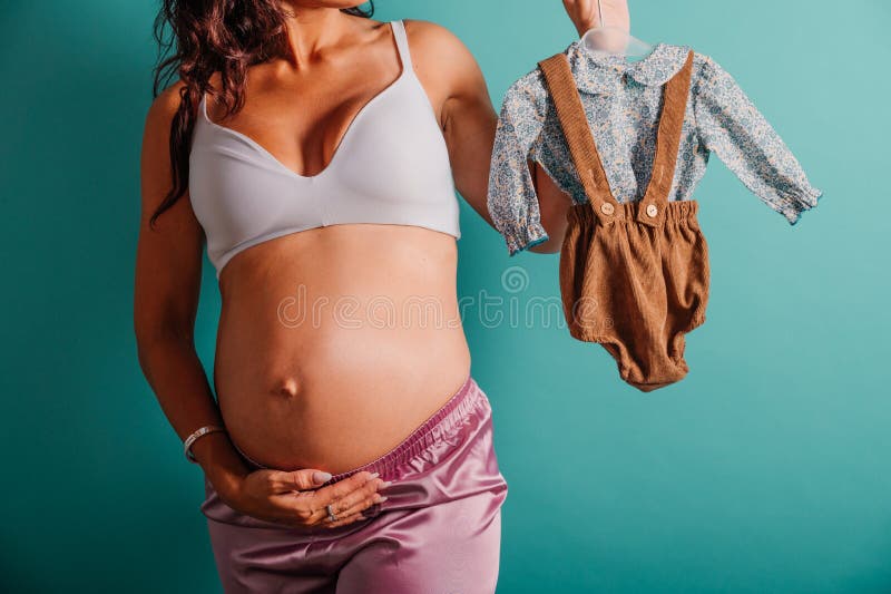 Mamá Embarazada Prepara La Ropa Para El Foto archivo Imagen de mama, madre: