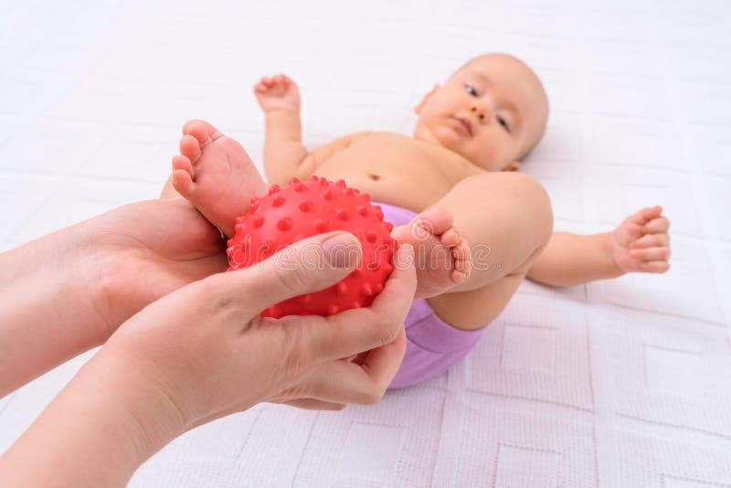 Mãe Ajuda Um Bebê Recém Nascido a Sentar. Criança Gritando Na Sala De Jogos  Em Um Chão De Espuma Mole Foto de Stock - Imagem de gritar, casa: 215291796