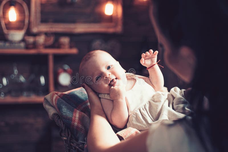 Mam? es hora para una rotura Peque?a muchacha con la cara linda parenting Peque?o beb? dulce Nuevo nacimiento de la vida y del be fotos de archivo Mam? es hora para una rotura Peque?a muchacha con la cara linda parenting Peque?o beb? dulce Nuevo nacimiento de la vida y del be fotos de archivo
