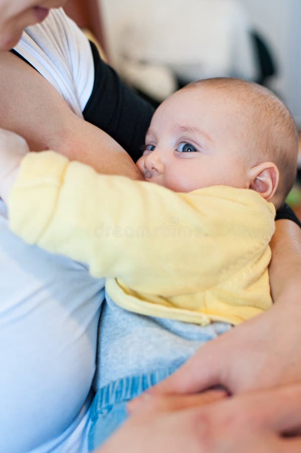 Mama che allatta IL-figlio stockbild Mama che allatta IL-figlio stockbild