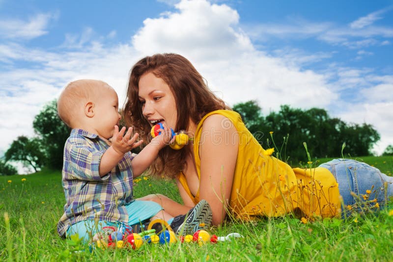 Mama E Hijo - Felices Junto Foto de archivo - Imagen de infante, flor