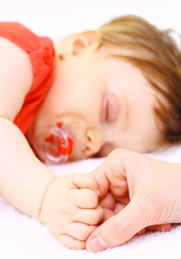 Mama hält die Hand das kleine Schätzchen an lizenzfreies stockbild Mama hält die Hand das kleine Schätzchen an lizenzfreies stockbild