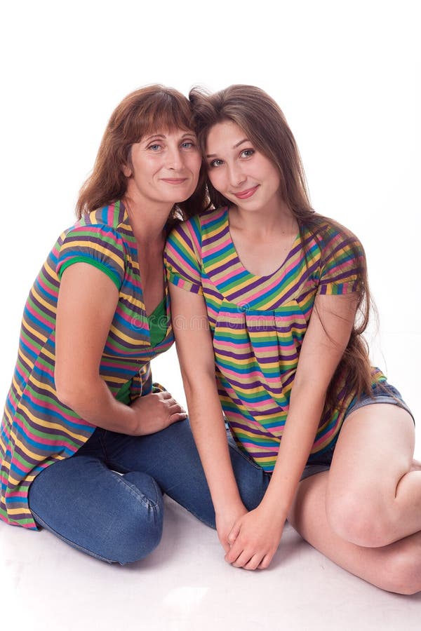 Mama i córka siedzimy w uścisku Rodzinna fotografia różne emocje zdjęcia royalty free Mama i córka siedzimy w uścisku Rodzinna fotografia różne emocje zdjęcia royalty free