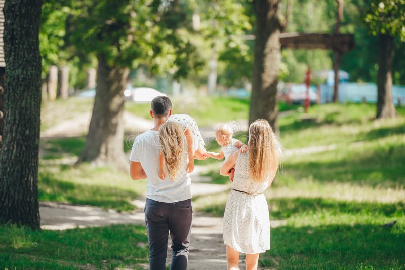 Mama, Papa und Töchter wandern im Wald Happy junge Familie verbringen Zeit im Freien lizenzfreie stockfotos Mama, Papa und Töchter wandern im Wald Happy junge Familie verbringen Zeit im Freien lizenzfreie stockfotos